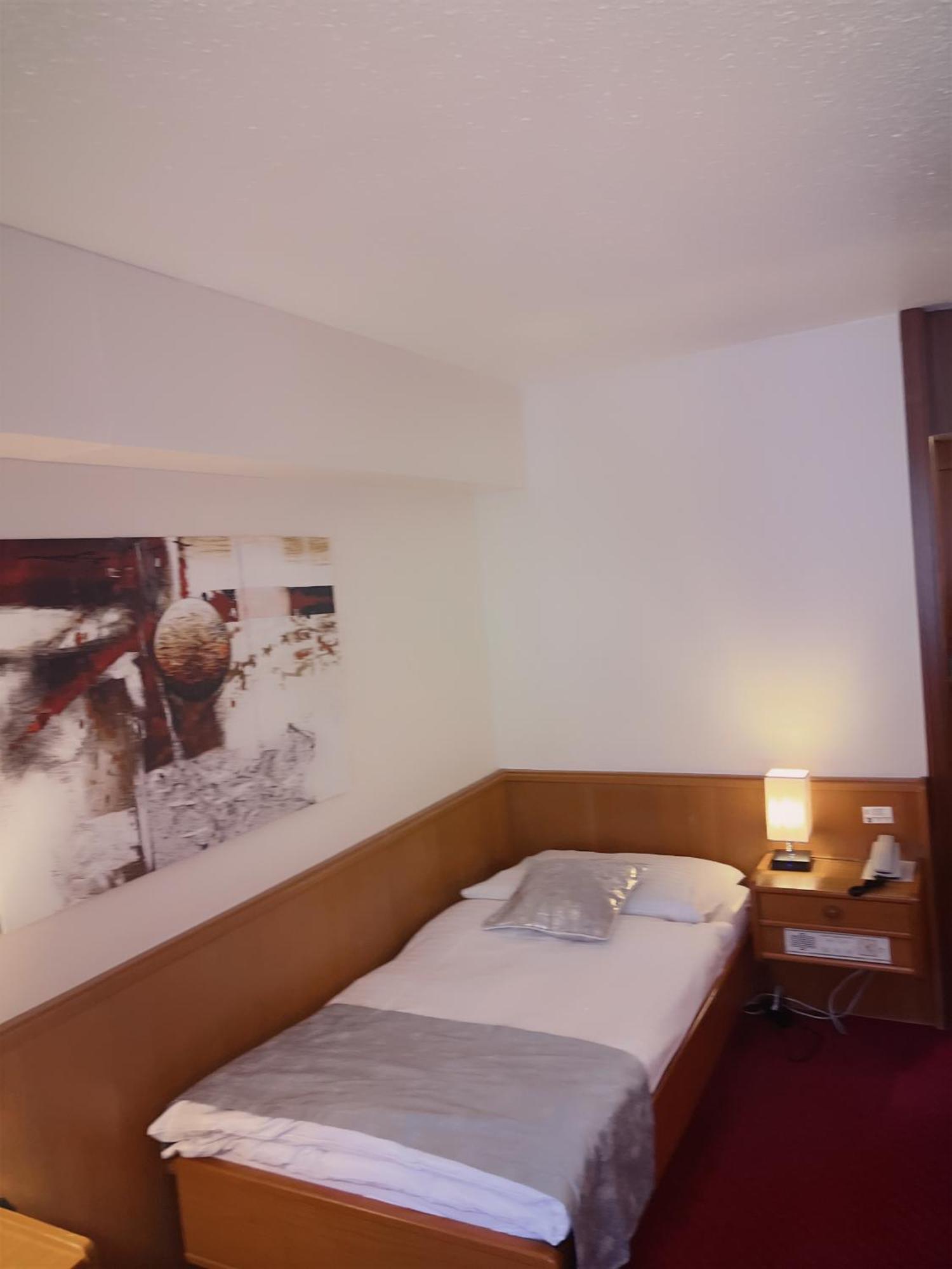 Hotel Des Trois Rois Le Locle Exterior foto
